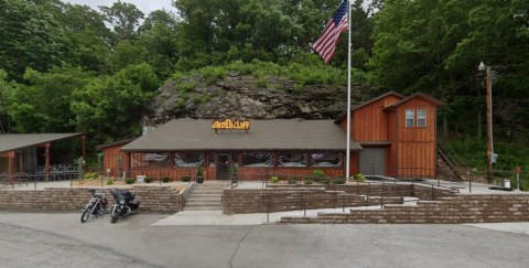 This Cliffside Restaurant In Missouri Offers A Dining Experience Like No Other