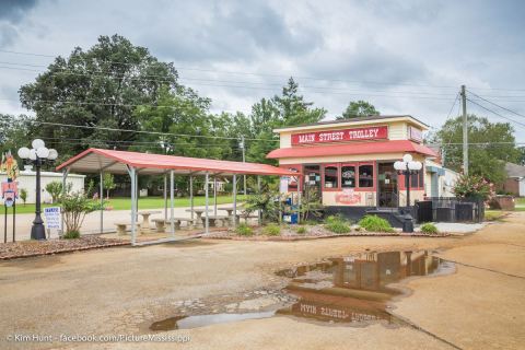 This Burger Trolley In Mississippi Offers A Dining Experience Like No Other