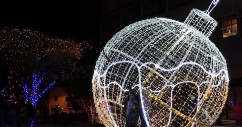 The Christmas Town In Arizona That Has One Million Christmas Lights On Main Street