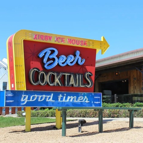 Texas' Longest Bar Offers 141 Feet Of Good Times And Even Better Drinks