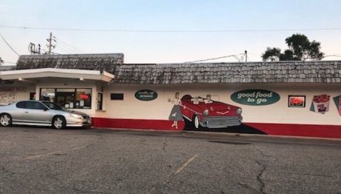The Very First Drive-Thru Restaurant In Iowa Still Has Cars Lining Up Around The Corner