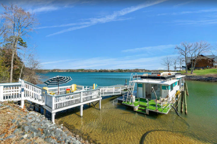 Incredible Houseboats in South Carolina