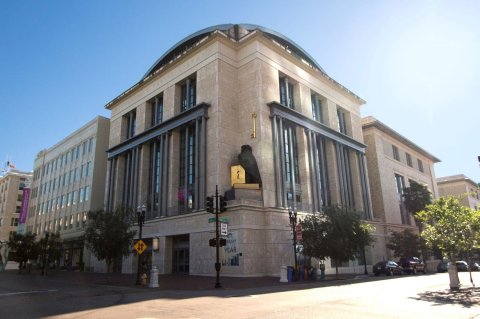 The Beautiful Florida Library That Looks Like Something From A Book Lover's Dream