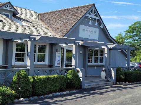 The Hidden Gem Seafood Spot In Michigan, The Boathouse, Has Out-Of-This-World Food