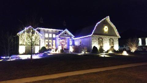 Ogle Charming Suburban Houses Decked To The Nines On This Holiday Home Tour In Iowa