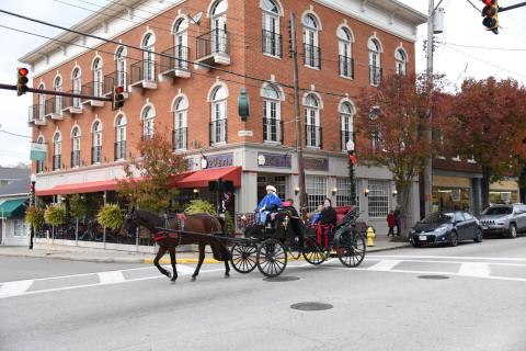 The Charming Small Town In Ohio Where You Can Still Experience An Old-Fashioned Christmas