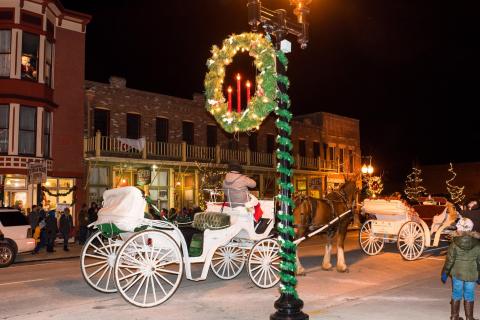 This Missouri Christmas Town Is Straight Out Of A Norman Rockwell Painting