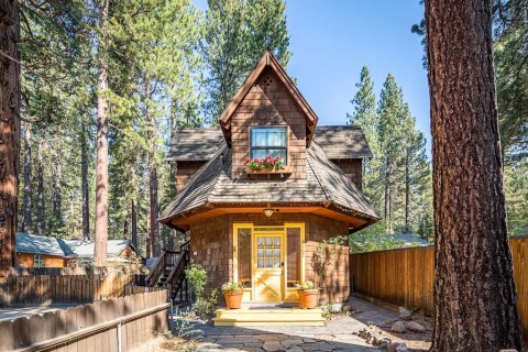 The Magnificent Cottage Rental In Northern California That Is Perfect For The Holidays