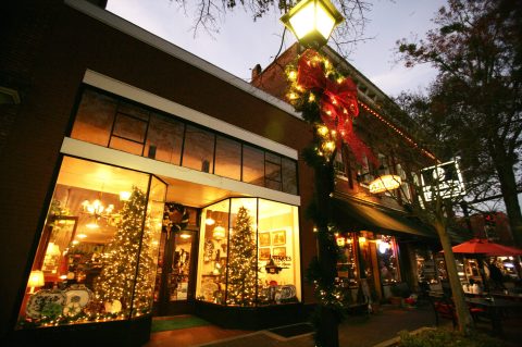 This Georgia Christmas Town Is Straight Out Of A Norman Rockwell Painting