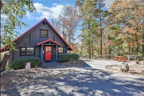 The Whole Family Will Love A Visit To This Adorable Mountainside Cabin In Tennessee