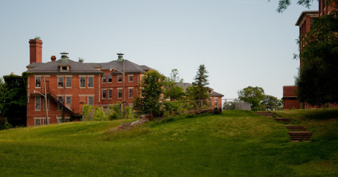 12 Staggering Photos Of An Abandoned Mental Hospital Hiding In Maryland