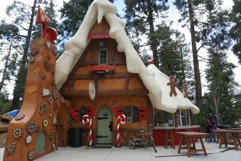 This Southern California Christmas Town Is Straight Out Of A Norman Rockwell Painting