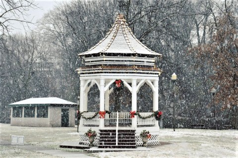 This Arkansas Christmas Town Is Straight Out Of A Norman Rockwell Painting