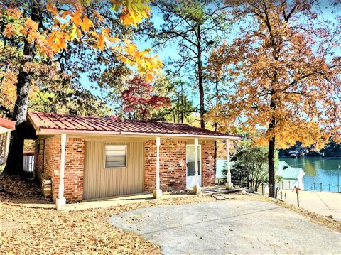 Stay In This Cozy Little Lakeside Cabin In Arkansas For Less Than $100 Per Night