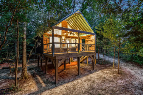 Whiskey On The River Treehouse Near The Leaf River In Mississippi Lets You Glamp In Style