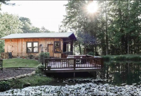 You'll Find A Luxury Cabin By Glamping Retro In Tennessee, It's Ideal For Winter Snuggles And Relaxation