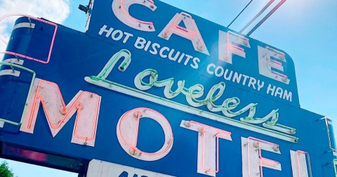 The Biscuits From The Loveless Cafe In Tennessee Has A Cult Following, And There's A Reason Why