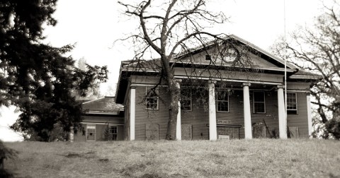 Staggering Photos Of An Abandoned Asylum Hiding In Oregon