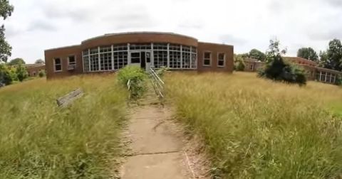 11 Staggering Photos Of An Abandoned Hospital Hiding In Pennsylvania