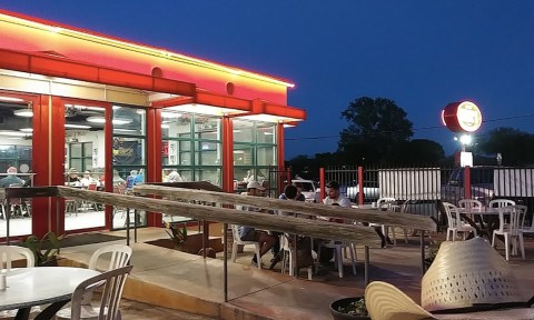 Taste The Best Hamburgers In The Region At This Unassuming Texas Burger Joint