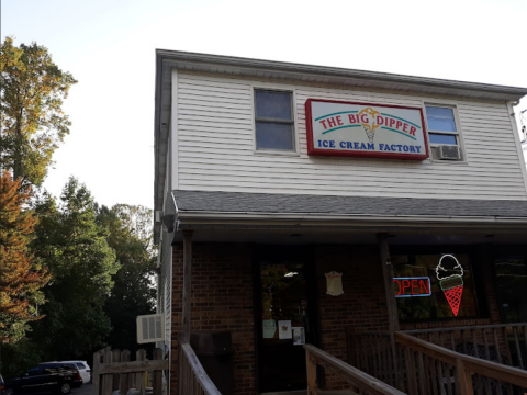 This Sugary-Sweet Ice Cream Shop In Connecticut Serves Enormous Portions You’ll Love