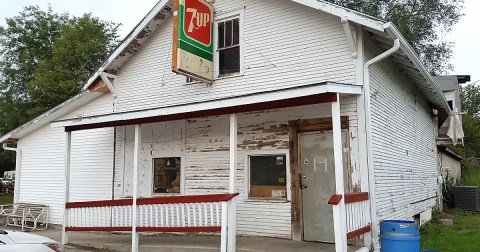 The Hamburgers At Bob's Bar In Nebraska Are So Gigantic They Fall Off The Plate