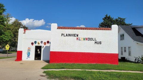 We Bet You Didn't Know This Small Town In Nebraska Was Home To The World's Largest Collection Of Clown Dolls