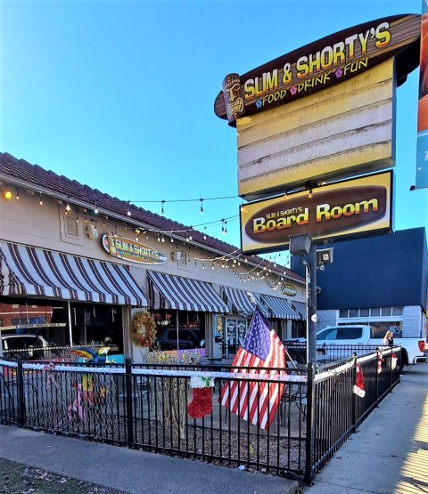 The Beach-Themed Restaurant In Arkansas Where It Feels Like Summer All Year Long