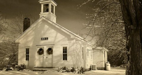 There's A Schoolhouse-Themed Vrbo In Rhode Island And It's Just Like Spending The Night In The 1800s