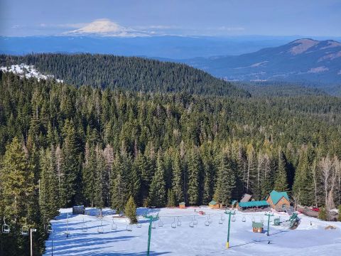 The Oregon Resort Where You Can Go Skiing, Try Snowshoeing, Relax With Friends, And More This Winter