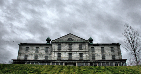 21 Staggering Photos Of An Abandoned Asylum Hiding In Maine