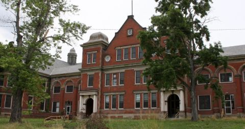 13 Staggering Photos Of An Abandoned Hospital Hiding In Pittsburgh