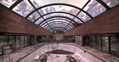 Photos From The Abandoned Inn At Buck Hills Falls In Pennsylvania Will Send Shivers Down Your Spine