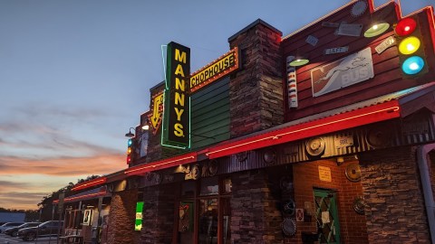 This Local Restaurant In Florida Always Has A Line Out The Door, And There's A Reason Why