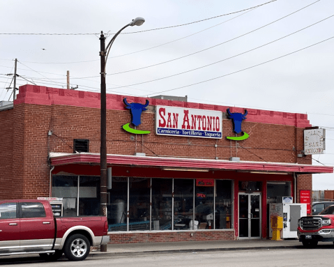 This Tiny Restaurant In Kansas Always Has A Line Out The Door, And There's A Reason Why