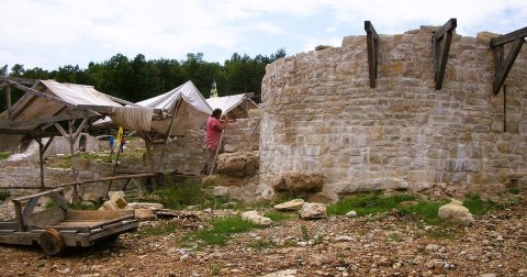 There's An Abandoned Medieval Fortress In Arkansas That Was Never Completed And It's Eerily Fascinating