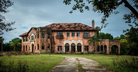 12 Staggering Photos Of An Abandoned Mansion Hiding In Florida