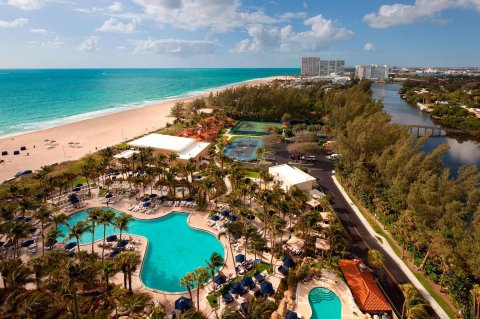 This Tropical Lagoon Pool In Florida Is Perfect No Matter The Time Of Year