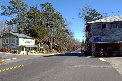 This Walkable Stretch Of Shops And Restaurants In Small-Town Alabama Is The Perfect Day Trip Destination