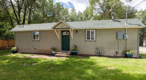 This Repurposed Trolley Car VRBO In Colorado Has All Of The Bells And Whistles