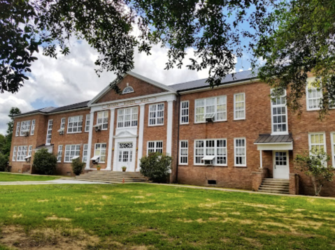 The Washington Old Schoolhouse Is A Two-Story Antique Mall In Louisiana That's Almost Too Good To Be True