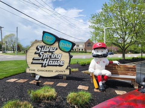 Some Of The Most Mouthwatering Chicken In Ohio Is Served At This Unassuming Local Gem