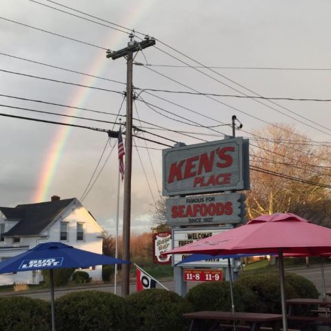 This Tiny Restaurant In Maine Always Has A Line Out The Door, And There's A Reason Why