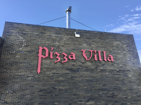 You'll Love Visiting Pizza Villa, An Illinois Restaurant Loaded With Local History