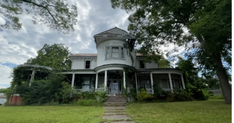 11 Staggering Photos Of An Abandoned Derelict House Hiding In North Carolina