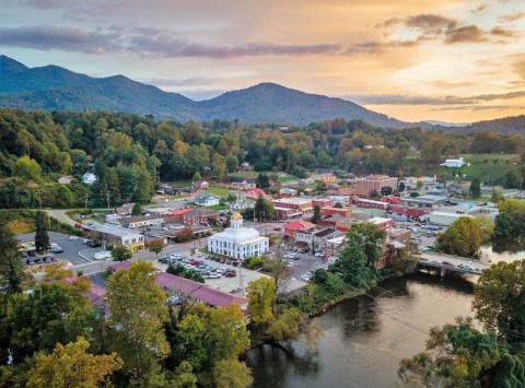 Explore North Carolina's Most Beautiful Wildflower And Waterfall Trails This Spring With A Trip To Bryson City