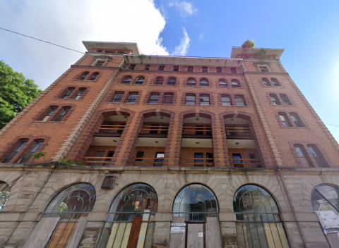 This Fascinating West Virginia Hotel Has Been Abandoned And Reclaimed By Nature For Decades Now