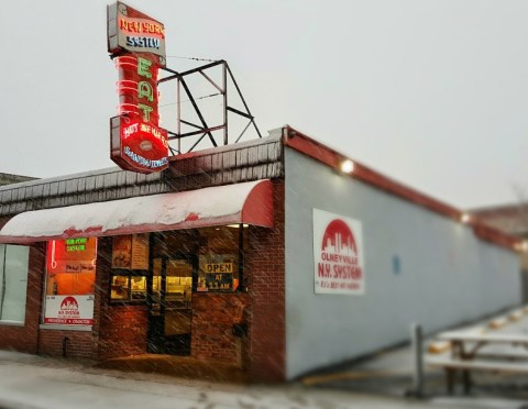 Countless Celebrities Have Loved This Iconic Rhode Island Diner For Decades