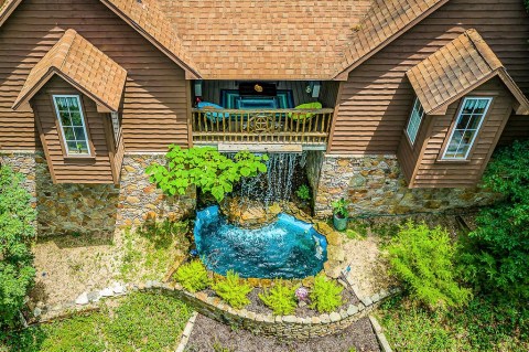 There's An Arkansas Vacation Spot With Private Gardens That Feels Like A Real Life Fairy Tale