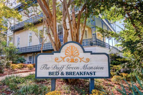 Built In 1856, The Duff Green Mansion Is A Historic B&B In Mississippi That Was Once A Civil War Hospital